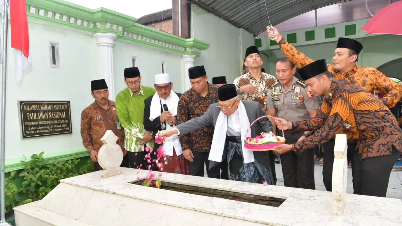 KH Ma'ruf Amin di Makam KH Abdul Wahab Hasbullah
