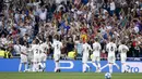 Para pemain Real Madrid merayakan gol yang dicetak oleh  Isco ke gawang AS Roma pada laga Liga Champions di Stadion Santiago Bernabeu, Madrid, Rabu (19/9/2018). Real Madrid menang 3-0 atas AS Roma. (AP/Manu Fernandez)