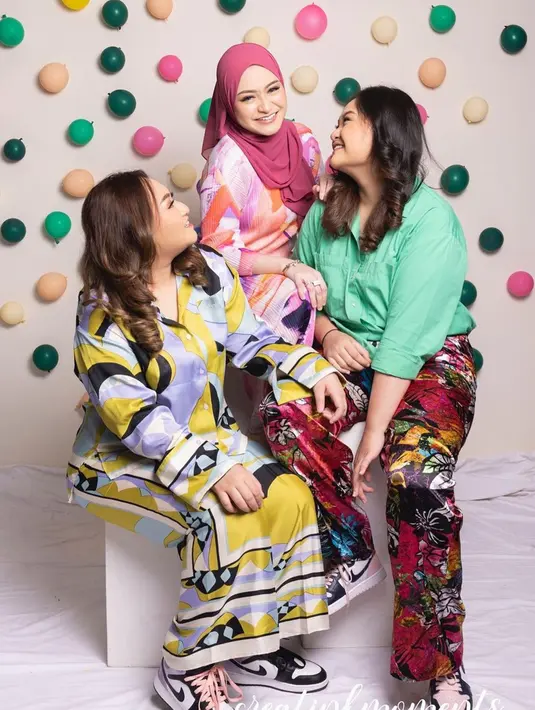 Berbeda dengan konsep yang pertama, kali ini Nathalie dan kedua adiknya menampilkan konsep yang cheerful. Keseruannya tergambar dari outfit yang mereka kenakan masing-masing. Tampil penuh warna, wanita kelahiran 1992 ini memakai outfit dominan pink. Sedangkan kedua adiknya tampil dengan baju dominan kuning dan hijau. (Liputan6.com/IG/@creatinkmoments)