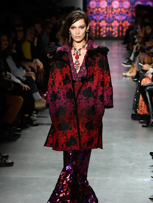 Model AS Bella Hadid berjalan di atas catwalk mengenakan rancangan karya Anna Sui dalam New York Fashion Week, New York (12/2). (Frazer Harrison/Getty Images/AFP)