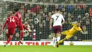 Pemain Liverpool Mohamed Salah (kedua kiri) melakukan tendangan penalti untuk mencetak gol ke gawang Aston Villa pada pertandingan sepak bola Liga Inggris di Anfield, Liverpool, Inggris, 11 Desember 2021. Liverpool menang 1-0. (AP Photo/Jon Super)