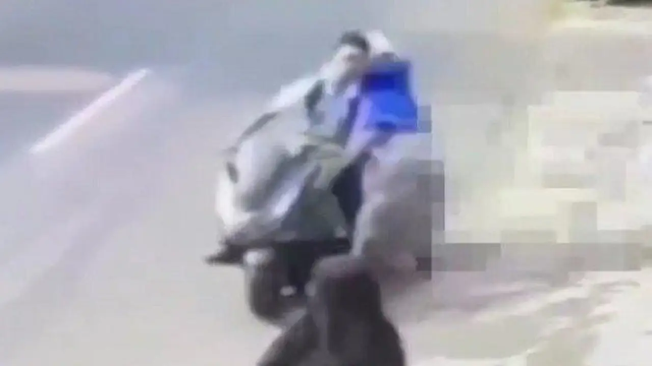 Pelajar SMA terekam CCTV menabrak emak-emak di Pasar Rebo, Jakarta Timur (Istimewa)