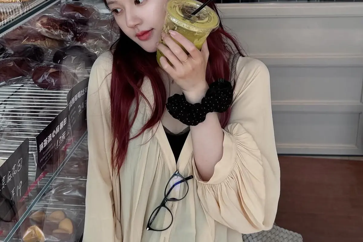 Potret Zhao Lusi Tampil dengan Rambut Burgundy Usai Sembuh, Bikin Pangling!