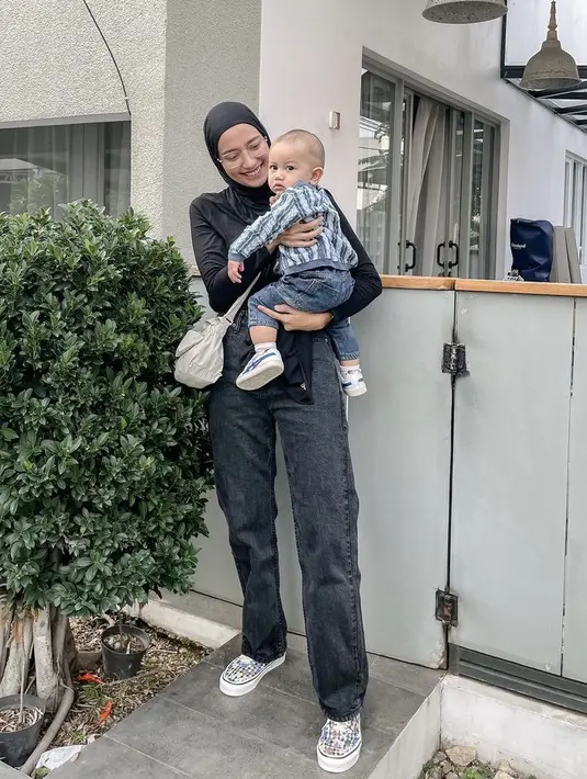 <p>Warna denim boyfriend hitam juga bisa menjadi pilihan, padukan dengan longslevee dan kerudung hitam. Gunakan sepatu Vans yang lebih stylish. @Megaiskanti</p>