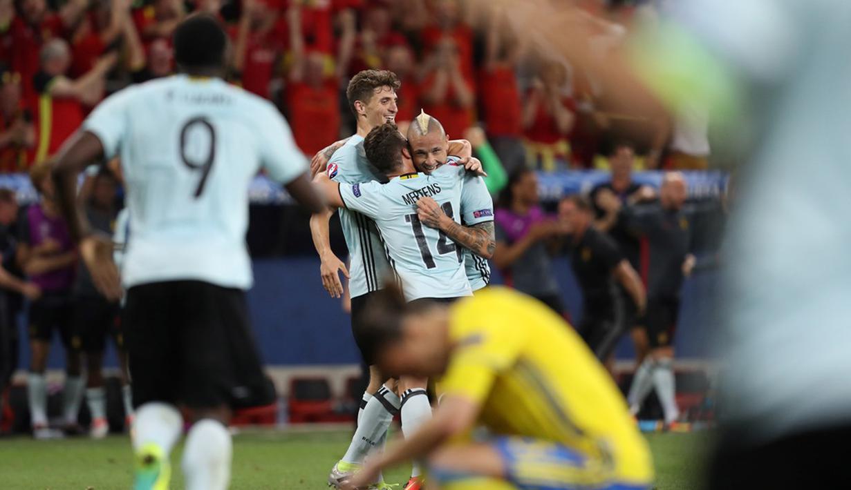 Pemain Belgia merayakan gol yang dicetak Radja Nainggolan ke gawang Swedia pada laga terakhir Grup E Piala Eropa 2016 di Allianz Riviera, Nice, Kamis (23/6/2016) dini hari WIB. (AFP/Valery Hache)