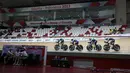 Tim balap sepeda Uzbekistan berkompetisi pada babak kualifikasi nomor team pursuit putri UCI Track Nation Cup 2023 yang berlangsung di Jakarta International Velodrome, Rawamangun, Jakarta, Kamis (23/2/2023). (Bola.com/Bagaskara Lazuardi)
