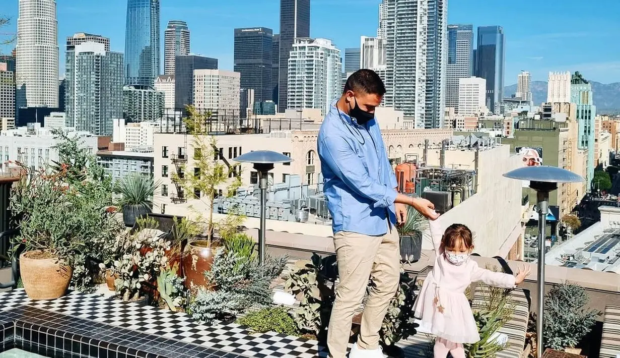 Namun di sebuah foto Zalina tampak cantik meski masker menutupi sebagian wajahnya. Raut muka sang ayah sepertinya diwarisi sang gadis cilik yang satu ini. (Instagram @hamishdw)