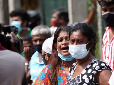 Kerabat para tahanan berkumpul di luar Penjara Mahara di pinggiran Kolombo, Sri Lanka, pada 30 November 2020. Jumlah korban tewas dalam percobaan kabur dari penjara dengan keamanan maksimum di Mahara itu bertambah menjadi delapan orang, sementara 45 lainnya mengalami luka-luka. (Xinhua/Ajith Perera)