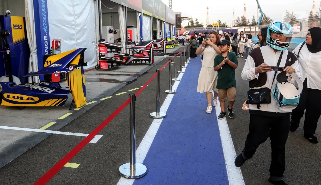 Usai menyaksikan sesi latihan bebas pertama, penonton diberi kesempatan melihat dari dekat suasana paddock atau atau tempat para pembalap, tim mekanik, serta kru balap Formula E bekerja. (Liputan6.com/Herman Zakharia)