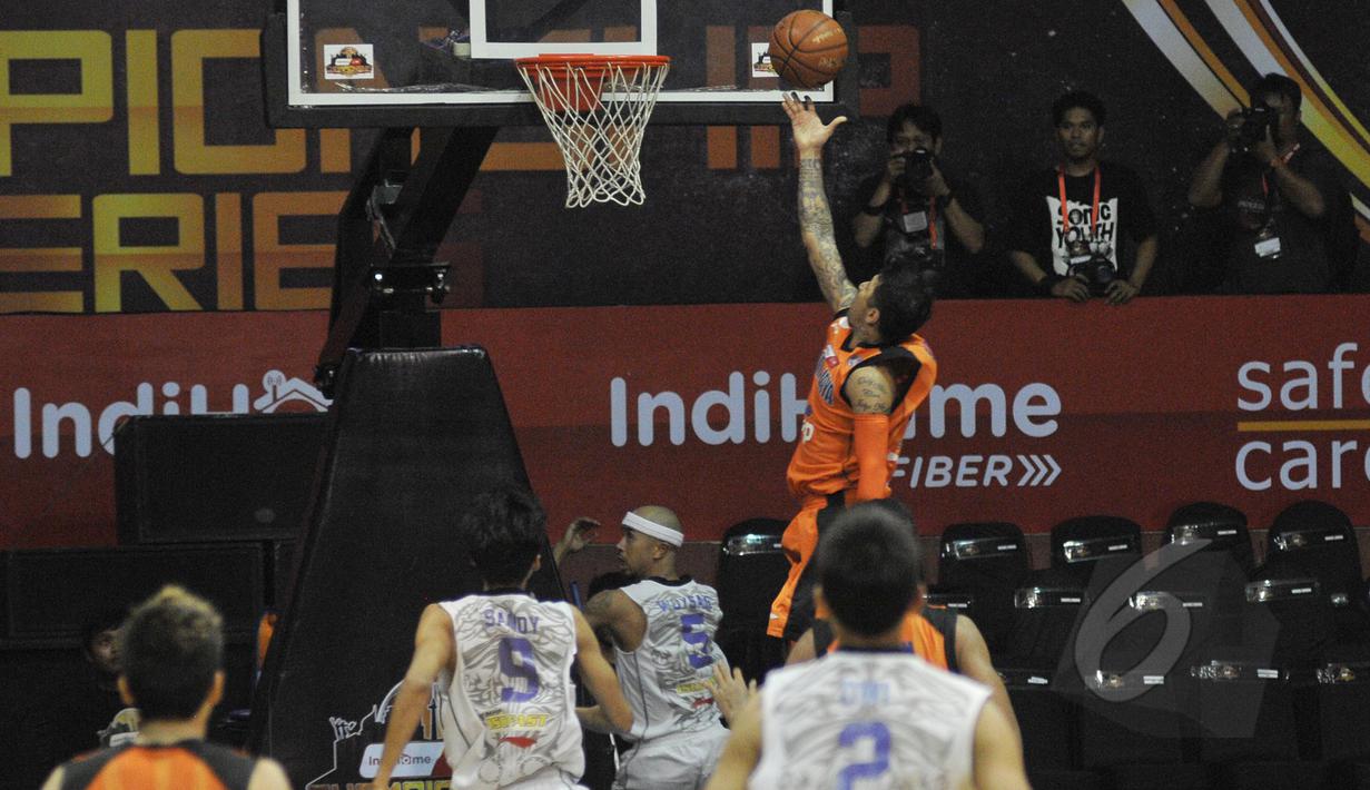 Pebasket Pelita Jaya Energi-MP, Kelly Purwanto mencoba memasukkan bola ke ring basket ketika melawan CLS Knights pada laga NBL Championship 2015 di Jakarta, Senin (4/5). Pelita Jaya Energi-MP unggul 55-54 atas CLS Knights. (Liputan6.com/Herman Zakharia)