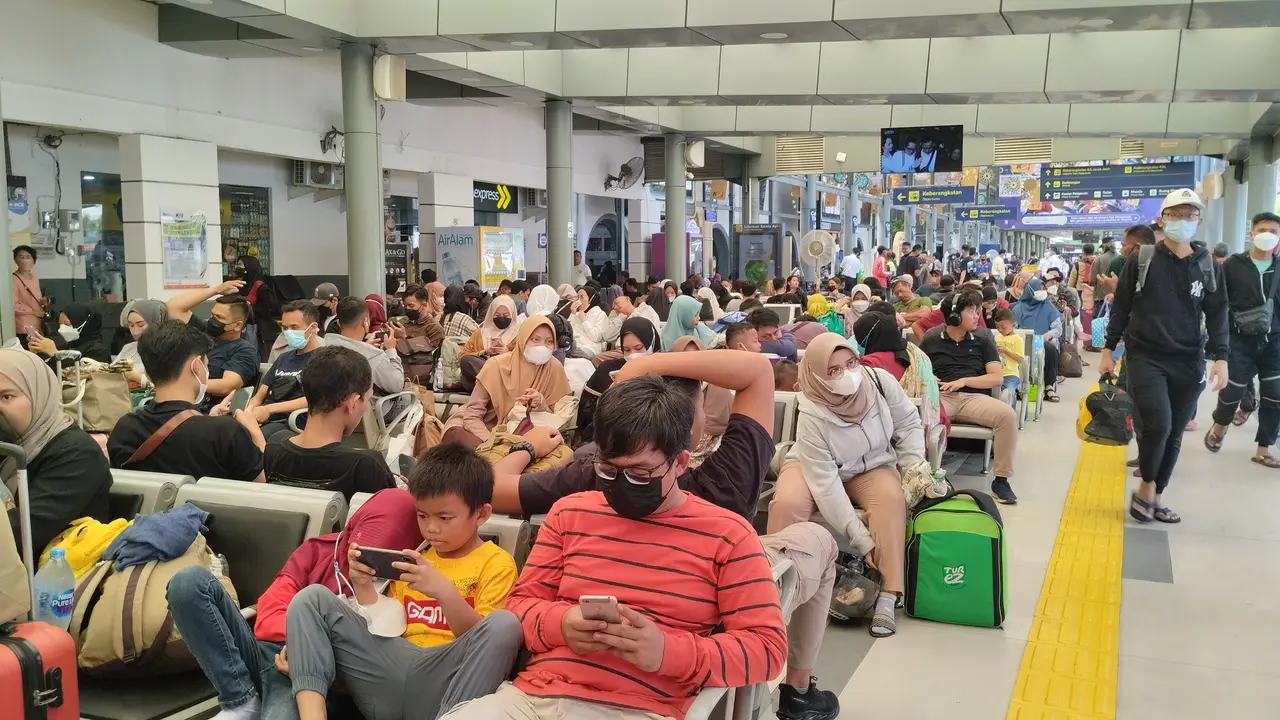 Suasana H-1 Lebaran Idul Fitri di Stasiun Pasar Senen, Jakarta.