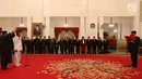 Presiden Jokowi melantik Isdianto sebagai Wakil Gubernur Kepulauan Riau (Kepri) di Istana Negara, Jakarta, Selasa (27/3). Jokowi membacakan naskah pengambilan sumpah yang diikuti Isdianto. (Liputan6.com/Angga Yuniar)