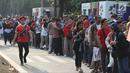 Antrean calon penonton untuk mendapatkan tiket final bulu tangkis beregu putra di sekitar tiket boks di kawasan GBK, Jakarta, Rabu (22/8). Laga final bulu tangkis beregu putra mempertemukan Indonesia melawan China. (Liputan6.com/Helmi Fithriansyah)