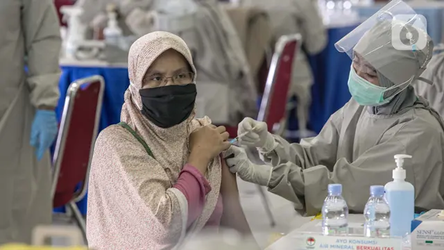 FOTO: Vaksinasi COVID-19 Pedagang Pasar Induk Kramat Jati