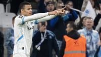 Pemain depan Marseille asal Inggris bernomor punggung 10, Mason Greenwood, merayakan golnya selama pertandingan Liga Prancis antara Olympique de Marseille (OM) dan FC Nantes di Stadion Velodrome di Marseille, Prancis tenggara, pada tanggal 2 Maret 2025. (MIGUEL MEDINA/AFP)