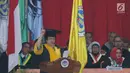 Presiden Kelima RI, Megawati Soekarnoputri memberikan pidato ilmiahnya setelah menerima gelar Doctor Honoris Causa dari Universitas Negeri Padang (UNP), Rabu (27/9). Kali ini merupakan pemberian gelar kelima bagi Megawati (Liputan6.com/Helmi Fithriansyah)