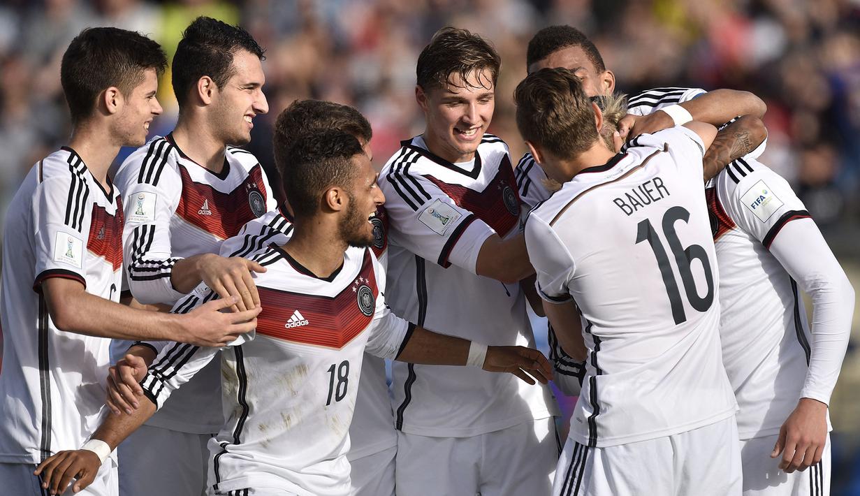 Para pemain Jerman merayakan gol ke gawang Mali dalam laga semifinal Piala Dunia U-20 2015 di Christchurch, Selandia Baru (14/6/2015). Jerman tercatat baru satu kali menjuarai Piala Dunia U-20 pada edisi 1981 di Australia saat masih bernama Jerman Barat. Di partai final, Jerman Barat mengalahkan Qatar 4-0. (AFP/Marty Melville)