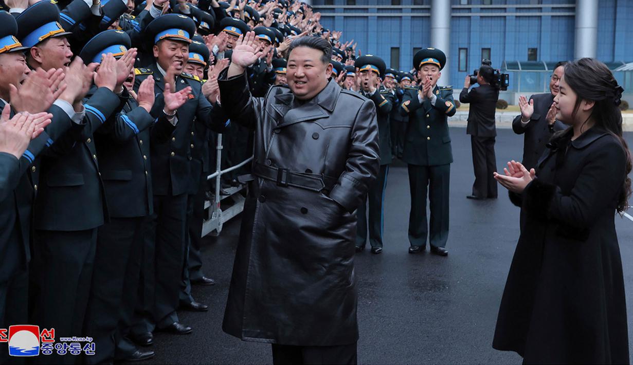 Peluncuran satelit mata-mata Pyongyang dilakukan dengan diawasi langsung oleh pemimpin rezim komunis Korea Utara, Kim Jong Un. (Korean Central News Agency/Korea News Service via AP)