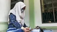 Seorang siswi di Pekanbaru belajar daring karena penyebaran Covid-19 di Riau masih terjadi. (Liputan6.com/M Syukur)