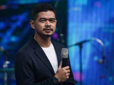 Mantan pemain Persija Jakarta, Bambang Pamungkas ikut menjadi host untuk memandu acara Konser Gila Bola 2022 bersama Irfan Hakim, Gilang Dirga, Rendra Soedjono, dan Edwin Setyadinata yang berlangsung di Studio 5 Indosiar, Daan Mogot, Jakarta, Kamis (17/11/2022). (Bola.com/Bagaskara Lazuardi)