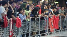 Sejumlah masyarakat menanti kedatangan pelatih baru Timnas Indonesia, Patrick Kluivert di Terminal 3, Soekarno Hatta, Tangerang, Banten, Sabtu (11/01/2025). (Bola.com/M Iqbal Ichsan)