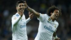 Pemain Real Madrid, Marco Asensio (kiri) merayakan gol bersama rekannya, Marcelo saat melawan Las Palmas pada laga La Liga Santander di Santiago Bernabeu stadium, Madrid, (5/11/2017). Real Madrid menang 3-0. (AP/Francisco Seco)