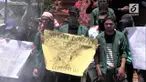 Ratusan mahasiswa yang tergabung di Aliansi Badan Eksekutif Mahasiswa, BEM se Jawa Timur, berdemo di depan Gedung DPRD provinsi Jawa Timur, dijalan Indrapura Surabaya.