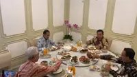 Presiden Joko Widodo atau Jokowi makan siang bersama dengan bakal capres Anies Baswedan, Ganjar Pranowo, dan Prabowo Subianto di Istana, Senin (30/10/2023). (Liputan6.com/ Muhammad Radityo Priyasmoro)