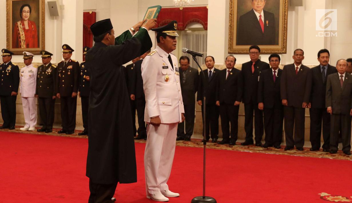 Pengambilan sumpah Isdianto saat dilantik oleh Presiden Jokowi menjadi Wakil Gubernur Kepulauan Riau (Kepri) di Istana Negara, Jakarta, Selasa (27/3). Jokowi mengambil sumpah Isdianto sebelum resmi menjabat Wagub Kepri. (Liputan6.com/Angga Yuniar)