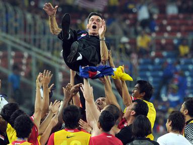 Sepanjang 13 edisi Piala AFF mulai 1996 hingga 2020 lalu, tercatat ada 9 pelatih yang mampu membawa timnya mengangkat trofi tertinggi dalam kancah sepak bola negara-negara di kawasan Asia Tenggara tersebut. Dari jumlah tersebut, nyatanya hanya ada 3 pelatih yang mampu mengoleksi trofi Piala AFF lebih dari satu kali. Siapa saja? Yuk disimak uraiannya berikut ini. (AFP/Saeed Khan)