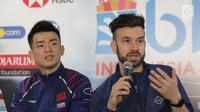 Pebulutangkis asal Inggris, Chris Langridge (kanan) bersama Zheng Siwei (Tiongkok) saat memberi keterangan terkait kesiapan berlaga di Istora Senayan Jakarta, Senin (15/7/2019). Indonesia Open 2019 akan dihelat pada 16-21 Juli 2019. (Liputan6.com/Helmi Fithriansyah)