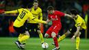 Pemain Liverpool, James Milner, berusaha melewati hadangan pemain Dortmund pada laga leg pertama perempat final Liga Europa di Stadion Signal Iduna Park, Dortmund, Jumat (8/4/2016) dini hari WIB. (AFP/Odd Andersen)