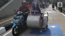 Penyandang disabilitas seusai memarkirkan kendaraan pada area parkir khusus di Stasiun MRT Lebak Bulus, Jakarta, Kamis (20/02/202020). Mulai hari ini penyandang disabilitas pengguna MRT dapat memarkirkan kendaraan mereka secara gratis di lokasi yang disediakan pihak MRT. (merdeka.com/Arie Basuki)