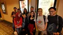 Para penonton terlihat antusias berfoto bersama di depan poster saat premier film Focus di Plaza Indonesia, Jakarta. Foto diambil pada Selasa (24/2/2015). (Liputan6.com/Faizal Fanani)
