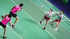 Pebulu tangkis ganda campuran Jepang, Yuta Watanabe/Arisa Higashino saat bertanding melawan wakil Korea Selatan, Seo Seung Jae/Chae Yu Jung pada babak semifinal Indonesia Open 2022 di Istora Senayan, Jakarta, Sabtu (18/06/2022). (Bola.com/Bagaskara Lazuardi)