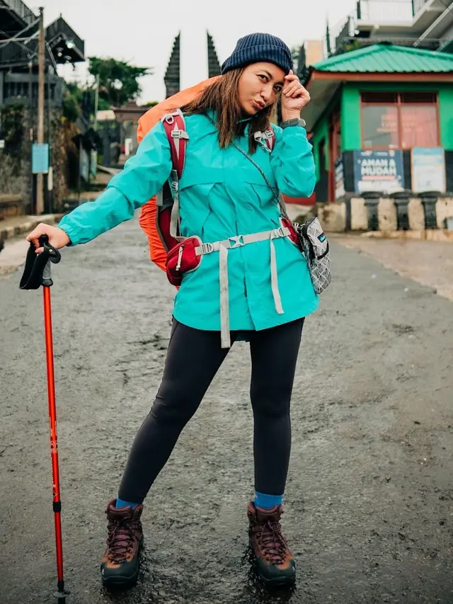[Fimela] Potret Hesti Purwadinata mendaki gunung