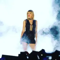 Taylor Swift belum lama dikabarkan putus dengan Tom Hiddleston, kini terlihat memiliki kedekatan dengan seorang penyanyi bernama Drake. Sudah dikenalkan pada orang tuanya, drake pun memberikan aksesoris kucing. (Instagram/taylorswift)