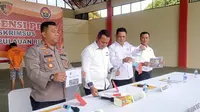 Wadir Krimsus Polda Kepri AKBP Ade Kuncoro Ridwan menyampaikan penjelasan keterlibatan selegram Batam dalam judi online. Foto: liputan6.com/ajang nurdin&nbsp;