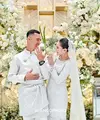 Sebagai TNI, rambutnya tampak pendek tertata rapi. Ia pun mengenakan jam tangan hitam terlihat saat memamerkan cincin tunangannya. [@aliencophoto]