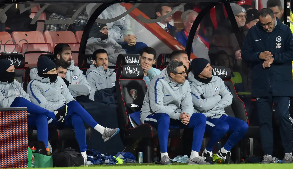 Manajer Chelsea, Maurizio Sarri (kanan) selama laga melawan Bournemouth pada lanjutan pekan ke-24 Premier League 2018-2019 di Bournemouth, Inggris, Rabu (30/1). Chelsea kalah 4-0. (Glyn KIRK/AFP)