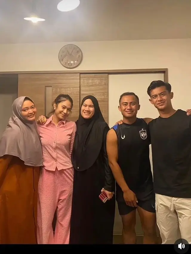 8 Momen Kepulangan Pratama Arhan dan Azizah Salsha Usai Menikah, Disambut Keluarga Besar