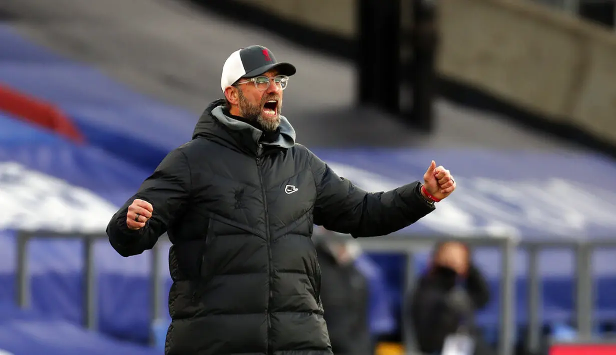 Manajer Liverpool Jurgen Klopp bereaksi saat menyaksikan pemainnya melawan Crystal Palace pada pertandingan Liga Inggris di Selhurst Park, London, 19 Desember 2020. Ini merupakan kemenangan ke-127 Jurgen Klopp sebagai manajer Liverpool di Liga Inggris. (Clive Rose/Pool via AP)