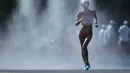 Atlet Tiongkok,  Lu Xiuzhi, saat berlomba di final nomor jalan cepat 20km putri Kejuaraan Dunia Atletik 2015 di Stadion Nasional, Beijing, Tiongkok. (28/8/2015). (AFP Photo/Wang Zhao)