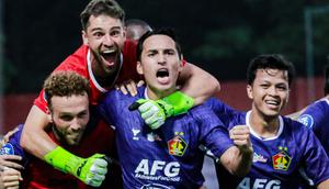 Pemain Persik Kediri merayakan gol yang dicetak oleh Ezra Walian dalam laga kontra Semen Padang yang berlangsung di Stadion Brawijaya, Kediri, Sabtu (21/12/2024). Persik menang 3-1 atas Semen Padang dalam laga pekan 16 BRI Liga 1 2024/2025 itu. (Bola.com/Gatot Sumitro)