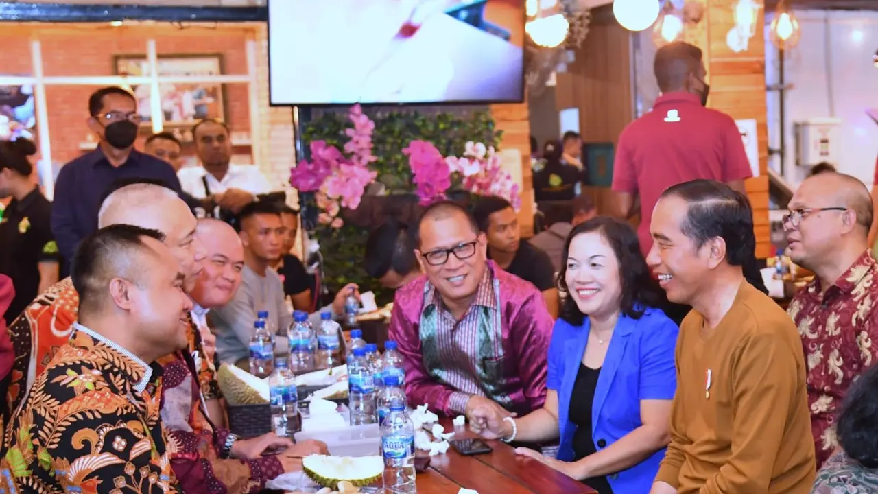 Presiden Jokowi makan durian bareng sejumlah pemred di Medan, Sumatera Utara