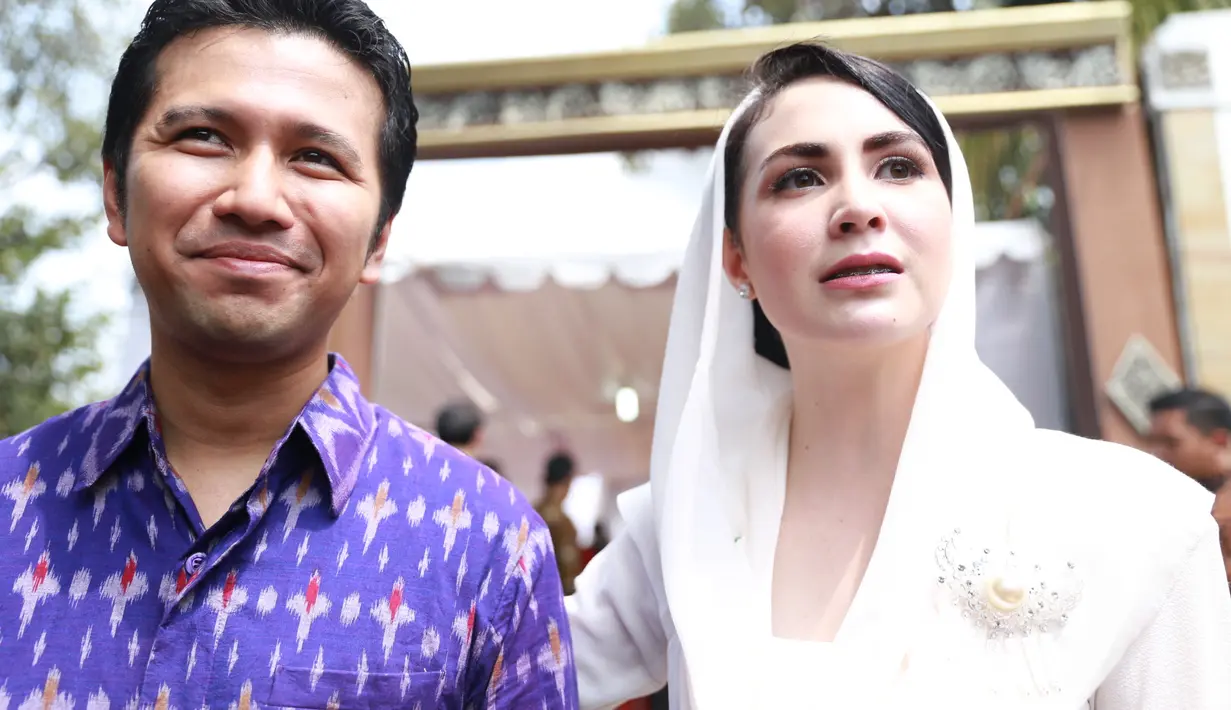 Arumi dan suami berkolaborasi di atas panggung dengan membawakan lagu milik mendiang Chrisye. Pasangan yang telah memiliki dua orang anak itu membawakan lagu berjudul Cintaku. (Adrian Putra/Bintang.com)
