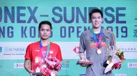 Pemain Hong Kong, Lee Cheuk Yiu (kanan), dan pemain Indonesia, Anthony Sinisuka Ginting, di podium Hong Kong Terbuka 2019, di Hong Kong Coliseum, Minggu (17/11/2019). (PBSI)