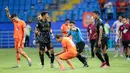 Wasit utama Naufal Adya memberikan hadiah penalti kepada Borneo FC saat pertandingan leg kedua semifinal championship series BRI Liga 1 2023/2024 melawan Madura United di Stadion Batakan, Balikpapan, Kalimantan, Minggu (19/05/2024). (Bola.com/Bagaskara Lazuardi)