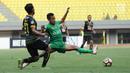 Gelandang Sriwijaya FC, Hafit Ibrahim (kiri) mencoba lolos dari kawalan pemain Bhayangkara FC pada lanjutan Liga 1 Indonesia di Stadion Patriot Candrabhaga, Bekasi, Minggu (20/8). Bhayangkara FC menang 2-1. (Liputan6.com/Helmi Fithriansyah)