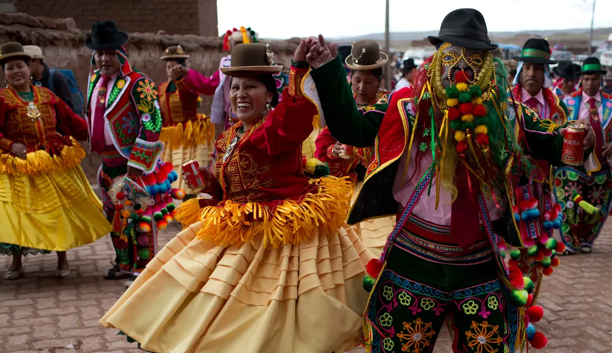 Sejumlah warga berpasang-pasangan menari saat karnaval Anata Andina (Andean karnaval) di Caquiaviri, Bolivia, Selasa (17/1). Perayaan tersebut digelar selama empat hari di Provinsi Caquiaviri. (AP Photo/Juan Karita)